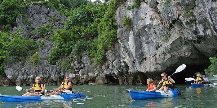 Halong kayaking